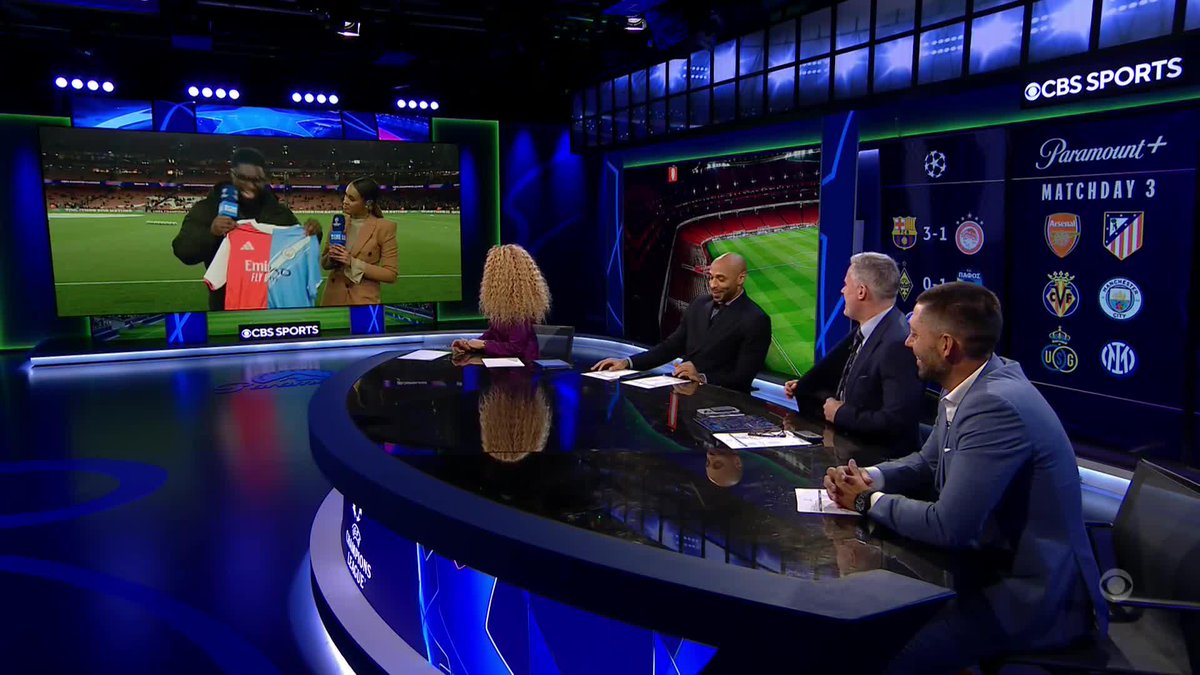 They really gave Micah Richards a half-and-half City/Arsenal shirt 😭