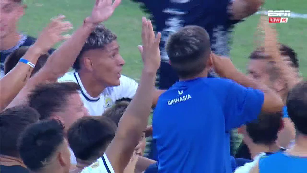 Si, esto sucedió. Metieron invasión de cancha y lagrimas. Se lo mostras a alguien sin contexto y piensa que salieron campeones. Que cosa maravillosa que son