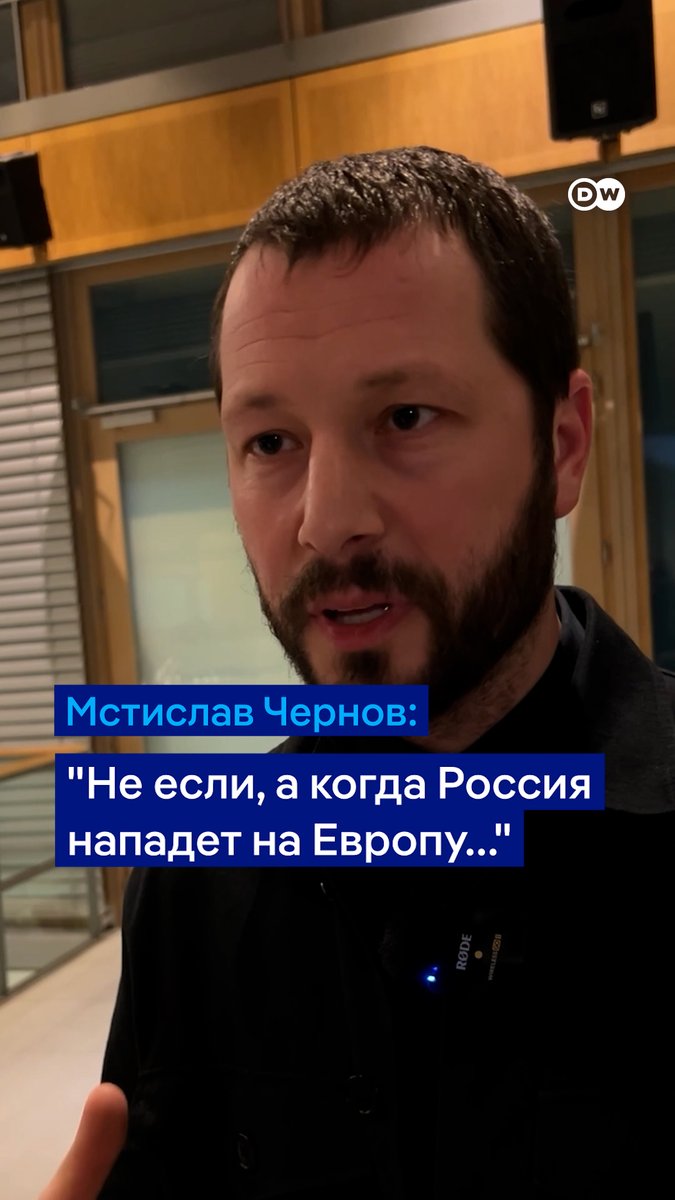 "А что будет, когда Россия… не если, а когда Россия нападет на Европу? Кто возьмет оружие, кто пойдет защищать?" - говорит в беседе с DW украинский режиссер Мстислав Чернов о своем новом фильме "2000 метров до Андреевки". Накануне его картину представили в Берлине