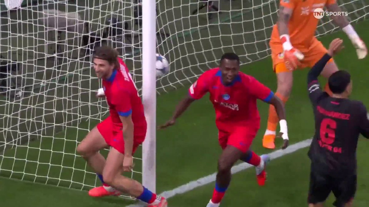 Willian Pacho heads home for PSG! The defending champions take the lead against Leverkusen in the seventh minute 💪 📺 TNT Sports &amp; discovery+ UK