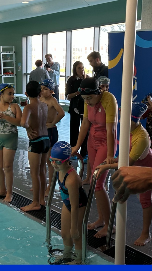 "J'avais un petit peu peur": cette semaine, le Secours populaire va permettre à plusieurs centaines d'enfants d’apprendre à nager 🏊 Notre reporter Robin Bernaud est allé suivre une matinée de stage au Centre aquatique olympique de Saint-Denis (Seine-Saint-Denis)