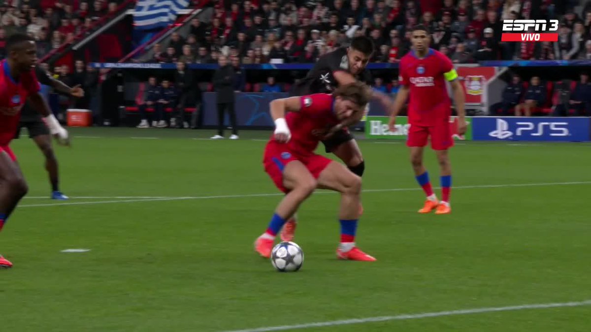 Algunas veces más prolijo, otras menos, pero Claudio Echeverri siempre genera algo. Hoy un penal ante PSG.