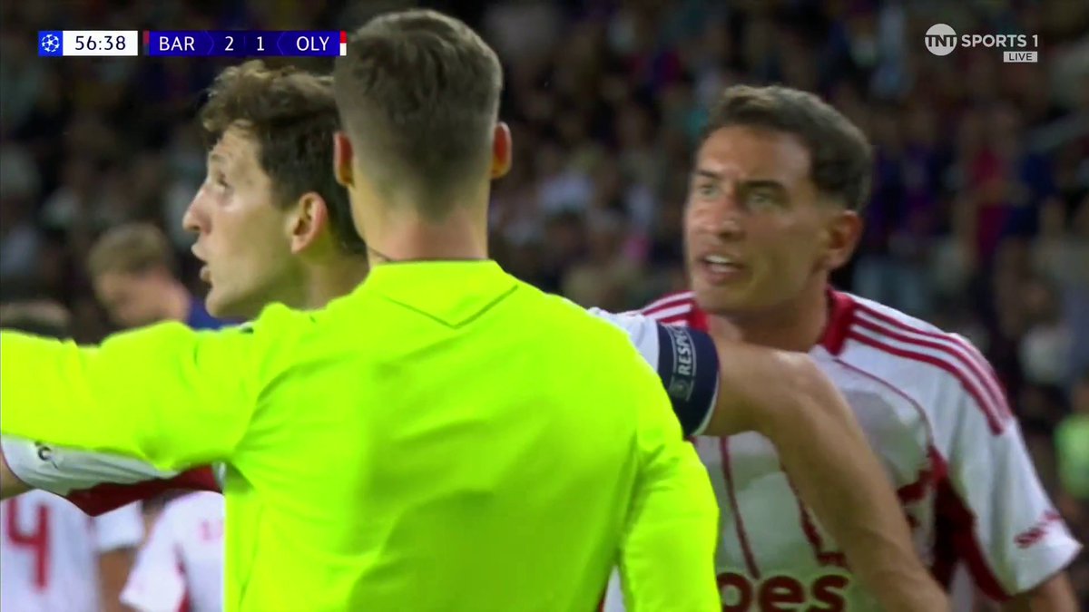 I’ve only just seen this second yellow card for Olympiacos against Barcelona… Potentially one of the WORST refereeing decisions you’ll ever see 🤣🤣🤣