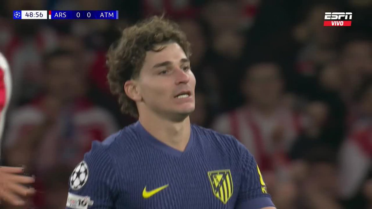 La primera vez en todo el partido que le dan un centímetro para patear y casi clava un golazo. Qué fenómeno es Julián Álvarez.