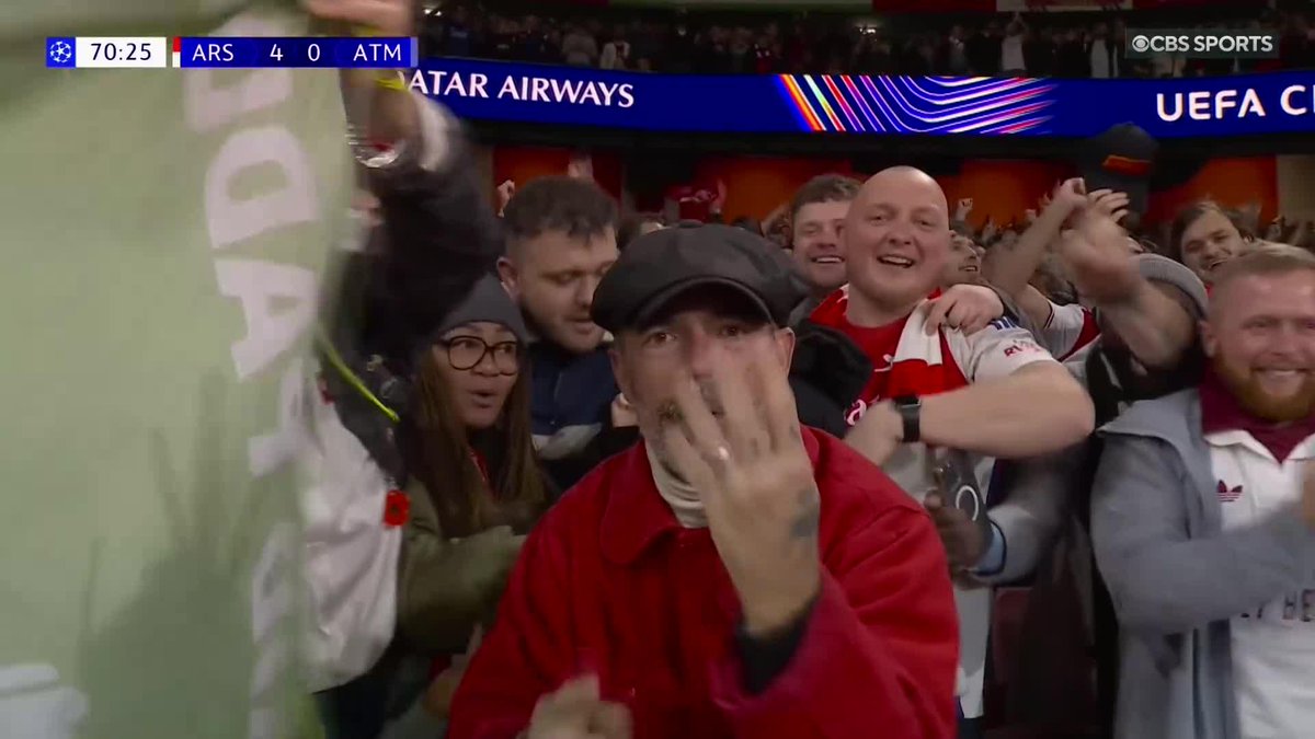 Someone tell this fan what the score actually is... 😅