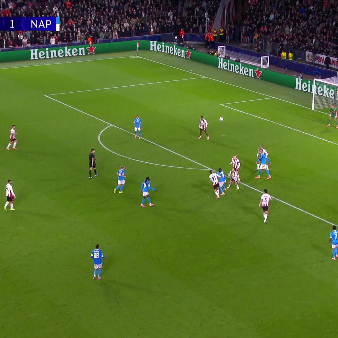 Lucca fliegt vom Platz - hat er dem Schiedsrichter den Vogel gezeigt oder was anderes gemeint? #DAZNmoment Die #UCL seht Ihr live auf DAZN