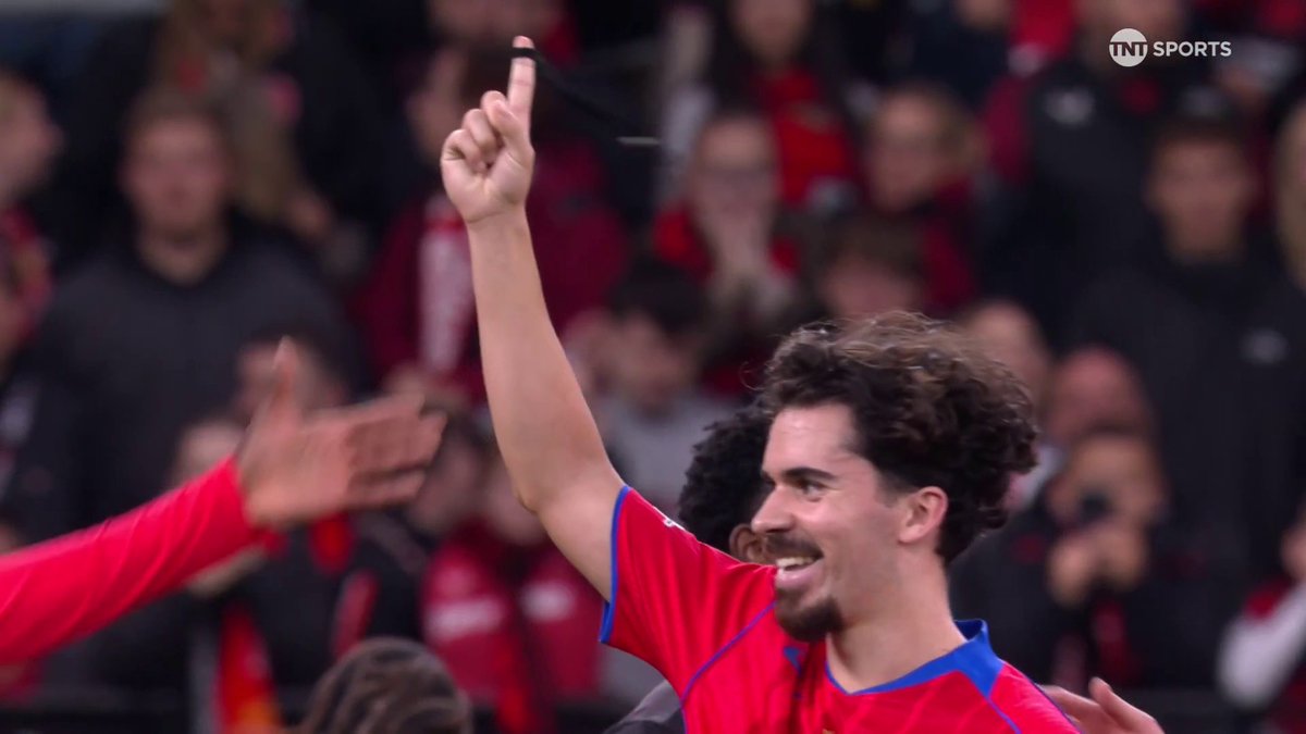 That is a ROCKET 🚀 Vitinha gets another for PSG TNT Sports &amp; discovery+ UK