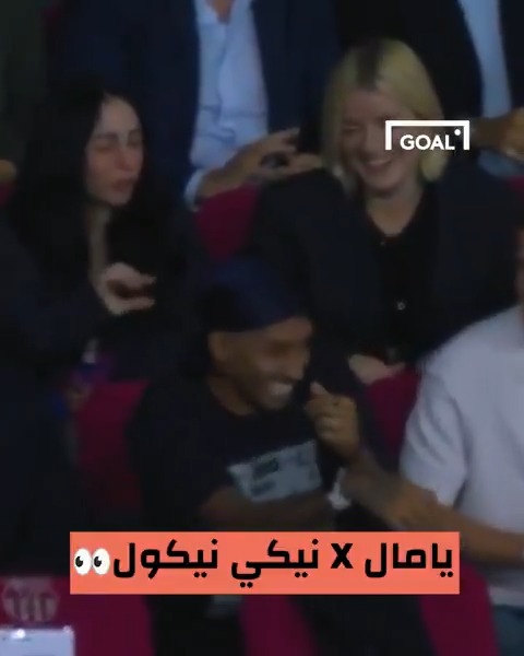 ماذا تقصد نيكي نيكول حبيبة يامال بإشارتها الغريبة في هذه اللقطة؟!😳
