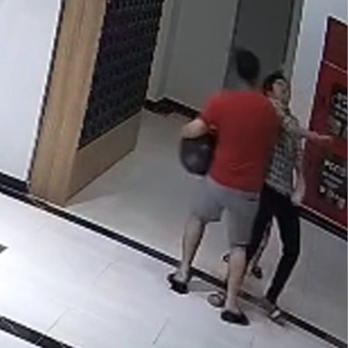 🐶Empuja a un perro y en respuesta recibe un golpe del dueño Un perro se acercó a un niño en un complejo residencial de Vietnam. Su padre empujó al animal y el dueño respondió con un golpe. El padre no tuvo lesiones y recibió disculpas. Más videos👉