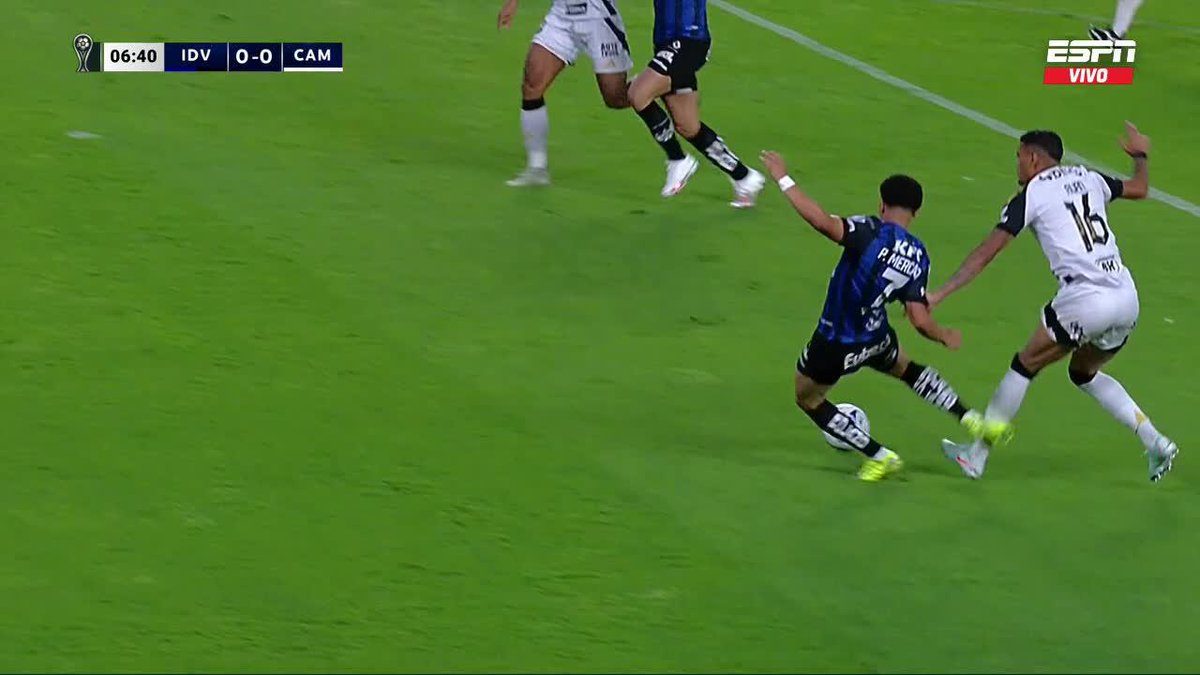 "ROBO" Por el penal que le cobraron a Independiente del Valle en el partido ante Atlรฉtico Mineiro por la Conmebol Sudamericana. Mirรก cรณmo le pega el propio jugador al rival y encima validan el penal desde el VAR, son unos ladrones hijos de re mil putas.