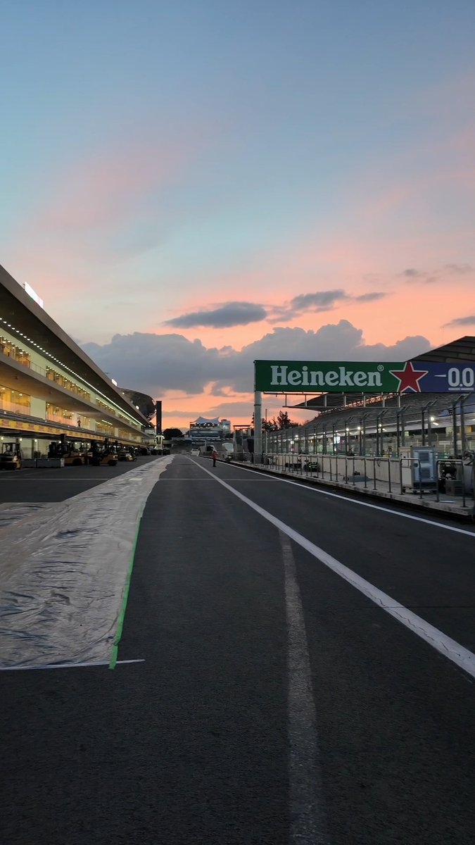 Un cielo espectacular en el Autódromo Hermanos Rodríguez previo a la celebración por los 10 años del regreso de Formula 1 a México. 🇲🇽 #MexicoGP #SoyParteDeLaH1ST0RIA