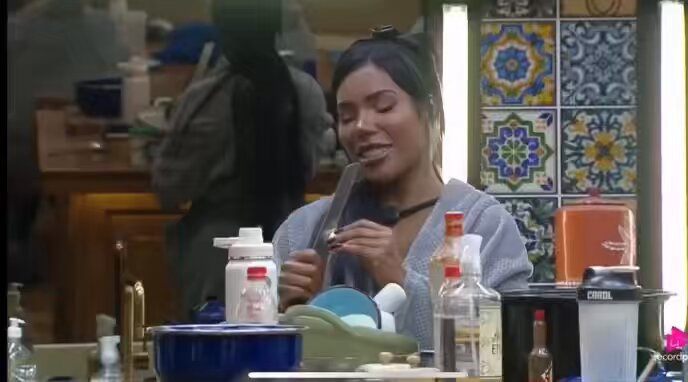 Carol estava cortando alho quando Tamires chegou querendo brigar com ela e com a Ray. Tamires estava tão descontrolada que chegou a quebrar a porta da dispensa durante a confusão 🔥 #TeamLekker #AFazenda17