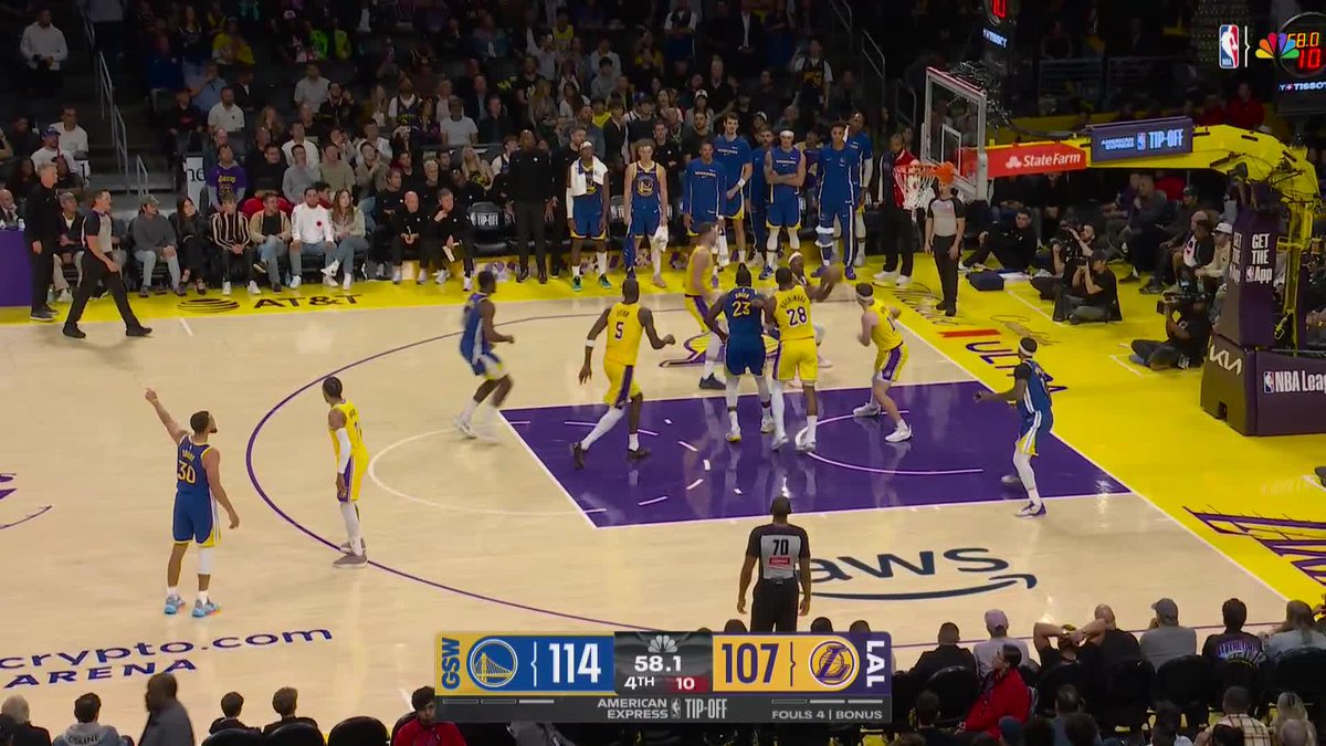 STEPH CURRY DOING STEPH CURRY THINGS! He knocks down the DEEP 3 to seal the Warriors win.