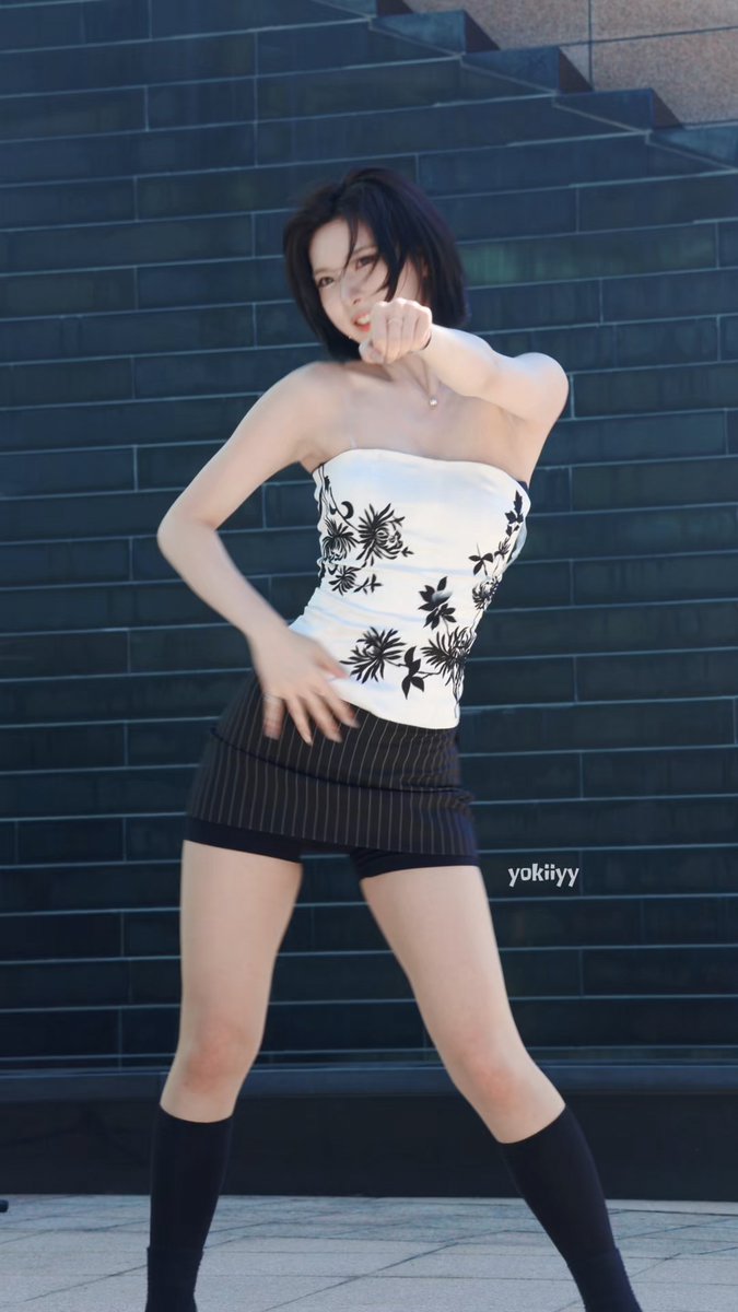 NMIXX Bae dancing to TWICE's 'THIS IS FOR' at a mini fanmeeting today.