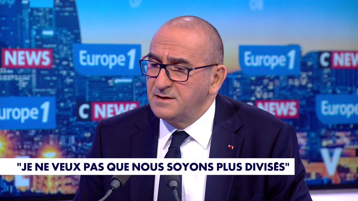 Quelle différence entre 1 journaliste et 1 grande journaliste ? Un ministre de l’intérieur peut dire devant Darius Rochebin #LCI qu’il y a 200 000 clandestins en France sans être repris Face à Sonia Mabrouk… impossible ! Évidemment il concède 700 000🤷🏻‍♂️