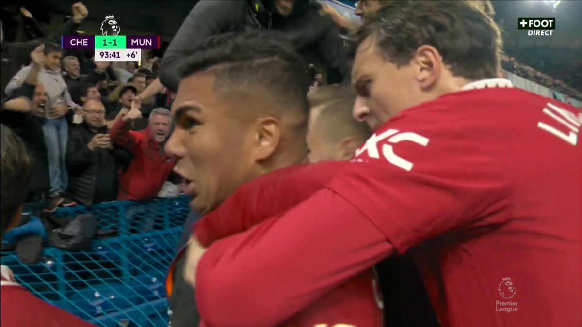 Il y a trois ans aujourd'hui, Casemiro inscrivait son premier but sous nos couleurs. Une tête rageuse pour arracher l'égalisation dans le temps additionnel face à Chelsea. 🔴🇧🇷 Cette passion dans la célébration 😍 #MUFC