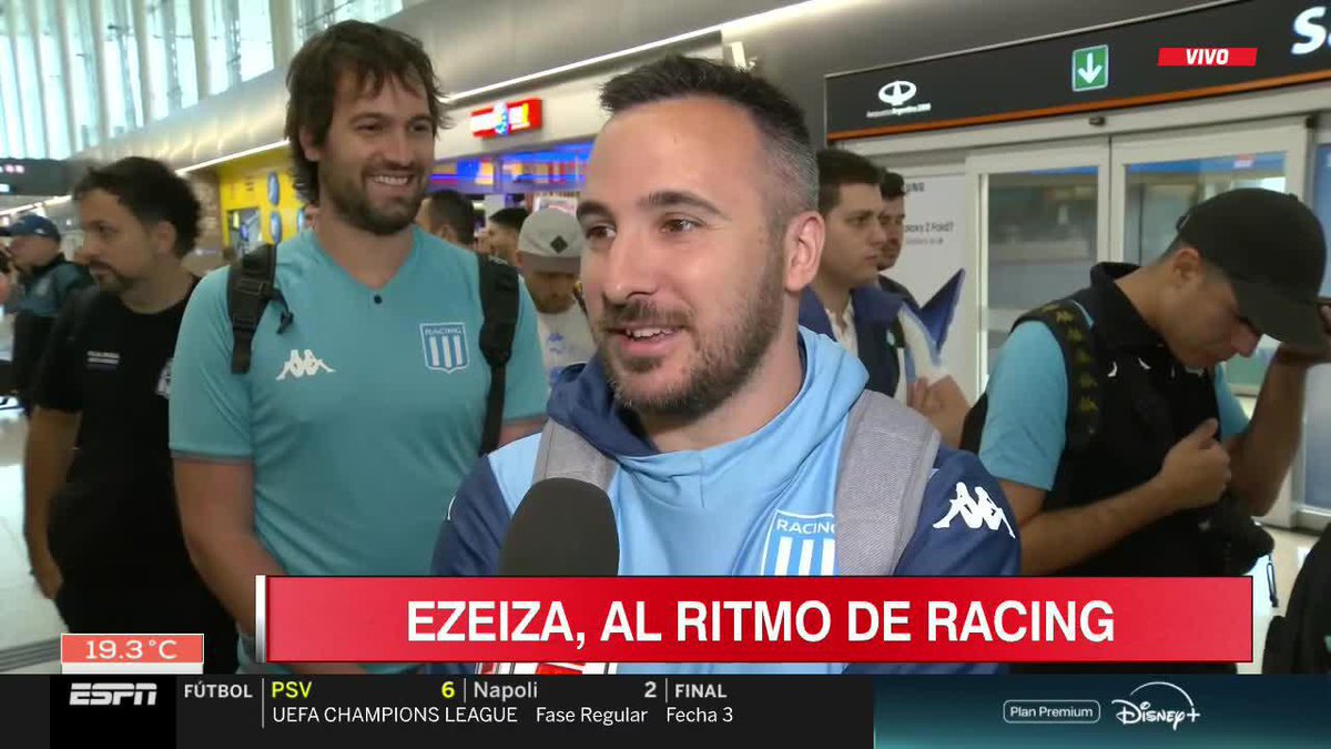 ¡EZEIZA SE TIÑE DE CELESTE Y BLANCO! Nico Hueto habla con los hinchas de Racing que están a minutos de volar hacia Rio de Janeiro con la ilusión como bandera... ¡Emoción total! 📺 #SportsCenter | #DisneyPlus Plan Premium