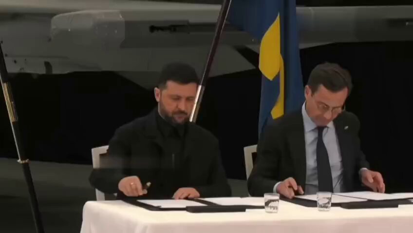 Zelenski, İsveç'ten 150 adet savaş uçağı aldı, imzalar atıldı. Zelenski: ''Gelecek yıl Gripen savaş uçaklarının kullanımına başlanabilir.''