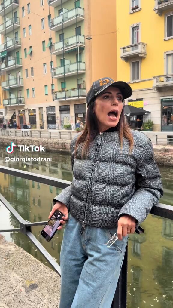 A ROMA E MILANO TROVATE QR IN CUI GIORGIA PARLA DI ALCUNE CANZONI PRESENTI NEL NUOVO ALBUM “G” (che uscirà il 7 novembre) 🏃🏻‍♀️‍➡️🏃🏻‍♂️‍➡️ correteeeeee