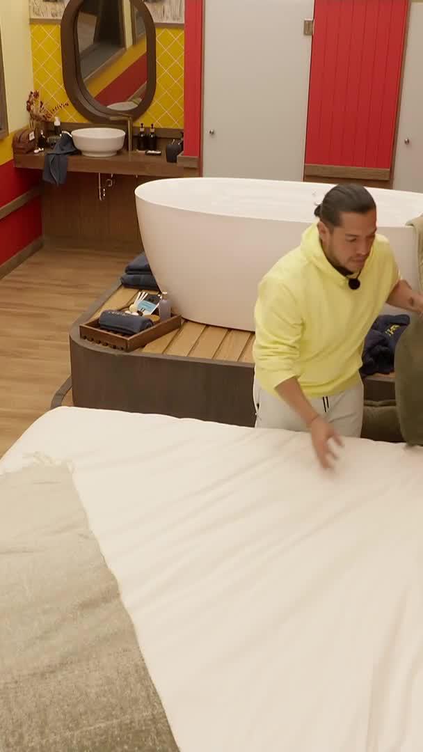 #CésarDoroteo está confundido y un poco molesto 😳 porque #SergioMayerMori decidió no dormir en el cuarto del capataz con él… 🛏️🤔 Lunes a viernes 9:00 p.m. por Azteca UNO Domingo La Gala 8:00 p.m. por Azteca UNO 🌾 #LaGranjaVIP transmisión 24/7 en #DisneyPlus