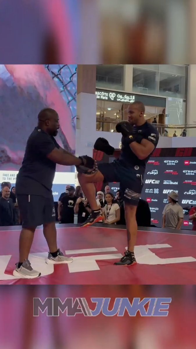 Ciryl Gane was out there doing stuff at #UFC321 open workouts 🧐