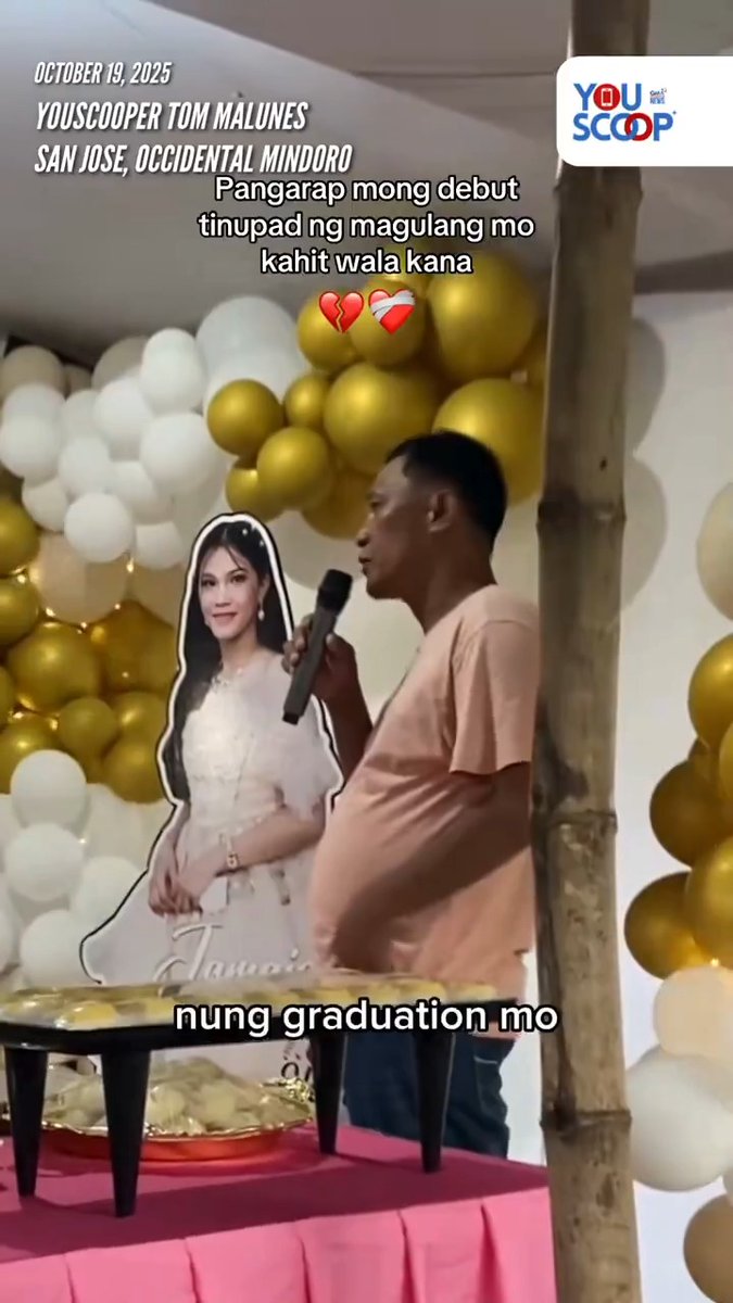 MAHIGPIT NA YAKAP PO, TAY! 🫂 “Pero bakit hanggang ngayon, picture pa rin lagi ang kasama namin” Walang makapapantay sa pagmamahal ng magulang sa kanilang mga anak. Ito ang pinatunayan ni Tatay Jayfer Jaravata sa pagtupad niya sa pangarap na 18th birthday celebration ng kaniyang anak na si Jamaica, kahit pumanaw na siya. Bumuhos ang emosyon ni Tatay Jayfer habang nagbibigay siya ng mensahe katabi ng standee ni Jamaica. Aniya, pangarap lang ito ng kaniyang anak dahil nakikita niya sa iba na may mga nagbibigay ng kandila at bulaklak sa kanila tuwing debut. Bukod sa pangarap ni Jamaica na birthday celebration, tinupad din ng kaniyang mga magulang ang kahilingan niya na kasama ang kaniyang mama sa pag-akyat sa entablado sa graduation nito. Ngunit tanging larawan na lang ni Jamaica ang dala ng kaniyang mga magulang dahil pumanaw na ito bago pa ang araw ng kaniyang pagtatapos. Pumanaw si Jamaica noong March 16, 2025 dahil sa brain hemorrhage. Sa pagtatapos ng mensahe ni Tatay Jayfer, muli niyang pinaalala kay Jamaica kung gaano nila ito kamahal. “Alam mo 'nak, araw-araw, gabi-gabi, iniisip ka namin pero 'nak sana ngayon, masayang-masaya ka at nak, happy birthday. Mahal na mahal kita,” ani Tatay Jayfer. Nakuhanan ni YouScooper Tom Malunes ang video nitong October 19, 2025 sa Brgy. Bayotbot, San Jose, Occidental Mindoro. #YouScoop COURTESY: YouScooper Tom Malunes