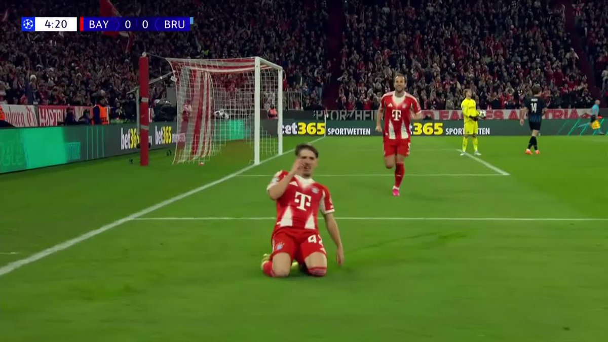 Su nombre es Lennart Karl, tiene 17 AÑOS y acaba de hacer su PRIMER GOL con la camiseta del Bayern Munich. Ah, y en Champions League, en su ¡3RA! titularidad con el primer equipo. Nada mal… 🥶🇩🇪