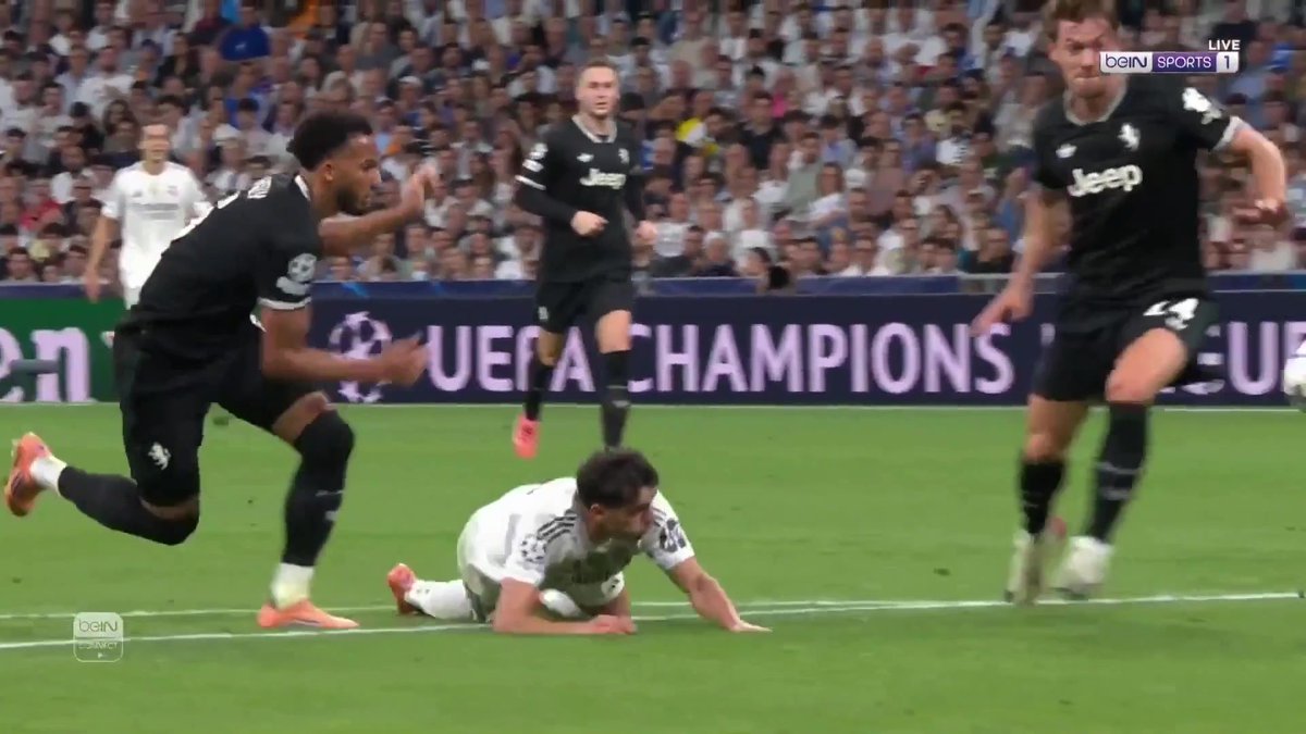 ريال مدريد يكثّف هجماته بحثاً عن افتتاح التسجيل ⚡️ هل ينجح في كسر صمود دفاع يوفنتوس بالشوط الثاني؟ 👀 📦 اشترك الآن 👇 🔗 📱 #دوري_أبطال_أوروبا #ريال_مدريد #يوفنتوس