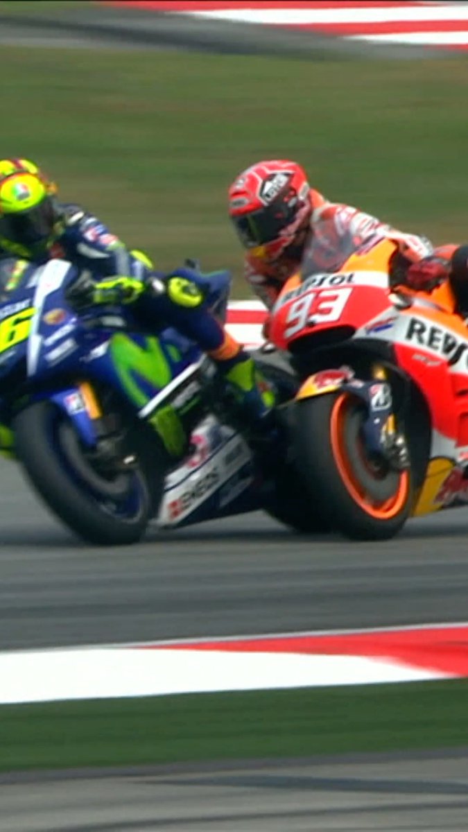 🔥Este fin de semana es el GP de Malasia. Hace exactamente 10 años, Rossi hizo la mayor guarrada de la historia del motociclismo. Secuencia: Mira hacia atrás, frena, lo arrincona, saca la pierna y tira a Marc Márquez, no hay más opciones.🙅🏻♂️ #MotoGP