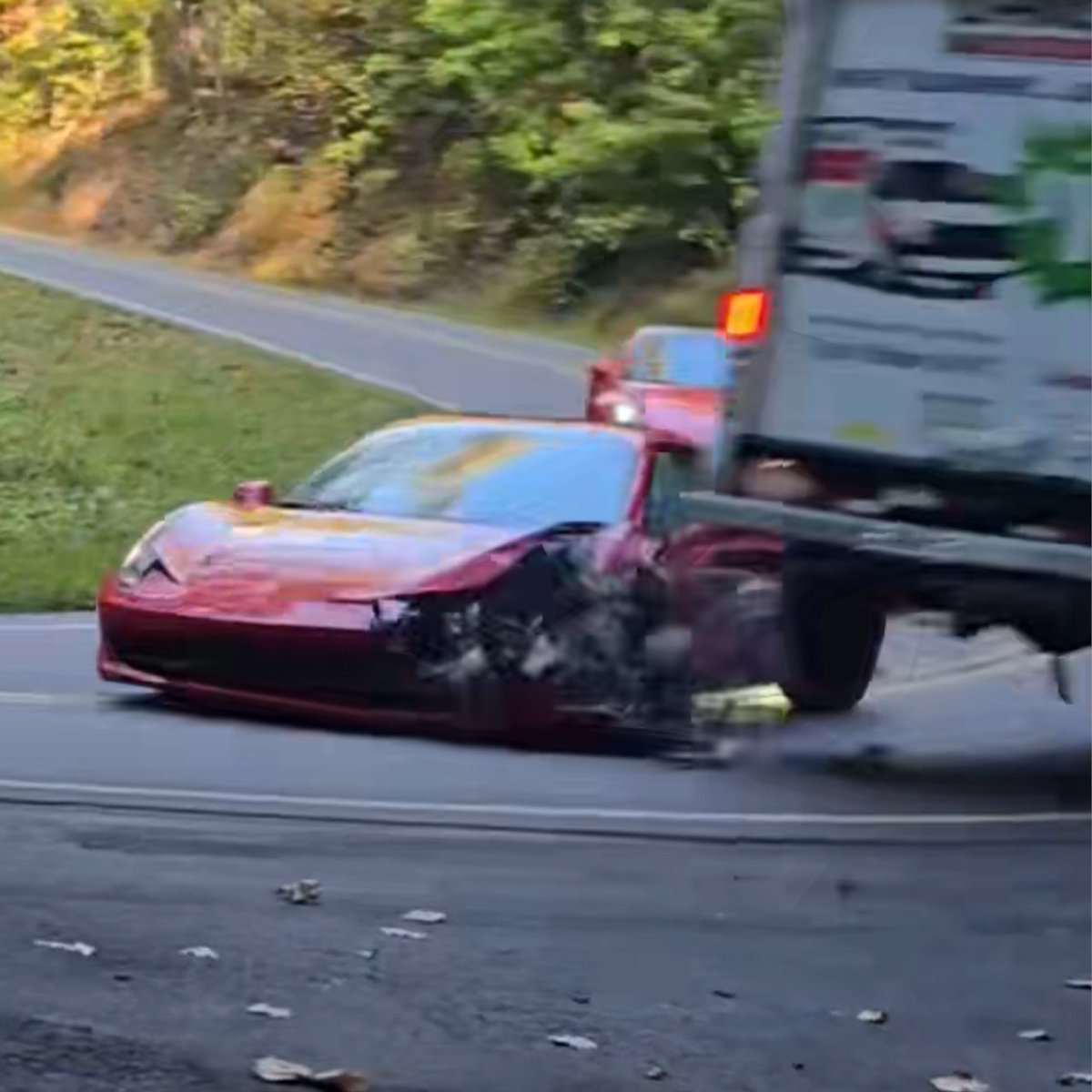 Un Ferrari chocó contra un camión en la carretera “La cola del dragón”, famosa entre los aficionados a los autos deportivos en EE.UU.