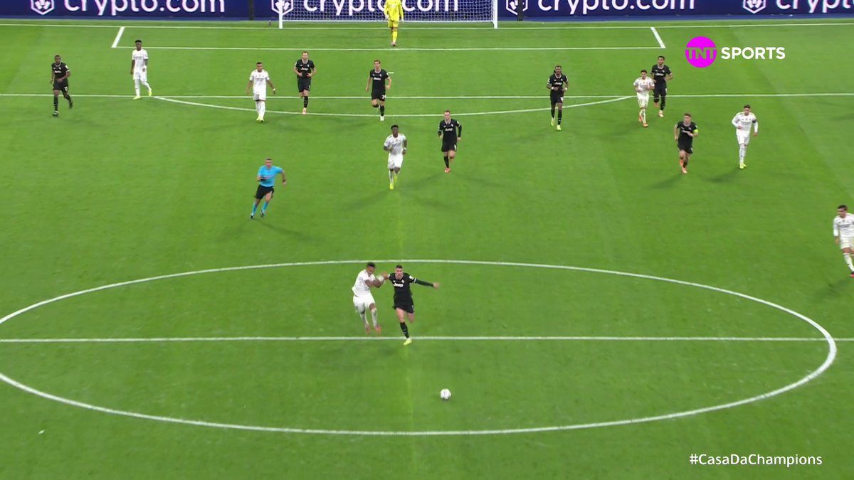 COURTOIS É DISPARADO O MELHOR GOLEIRO DO PLANETA. DISPARADO!