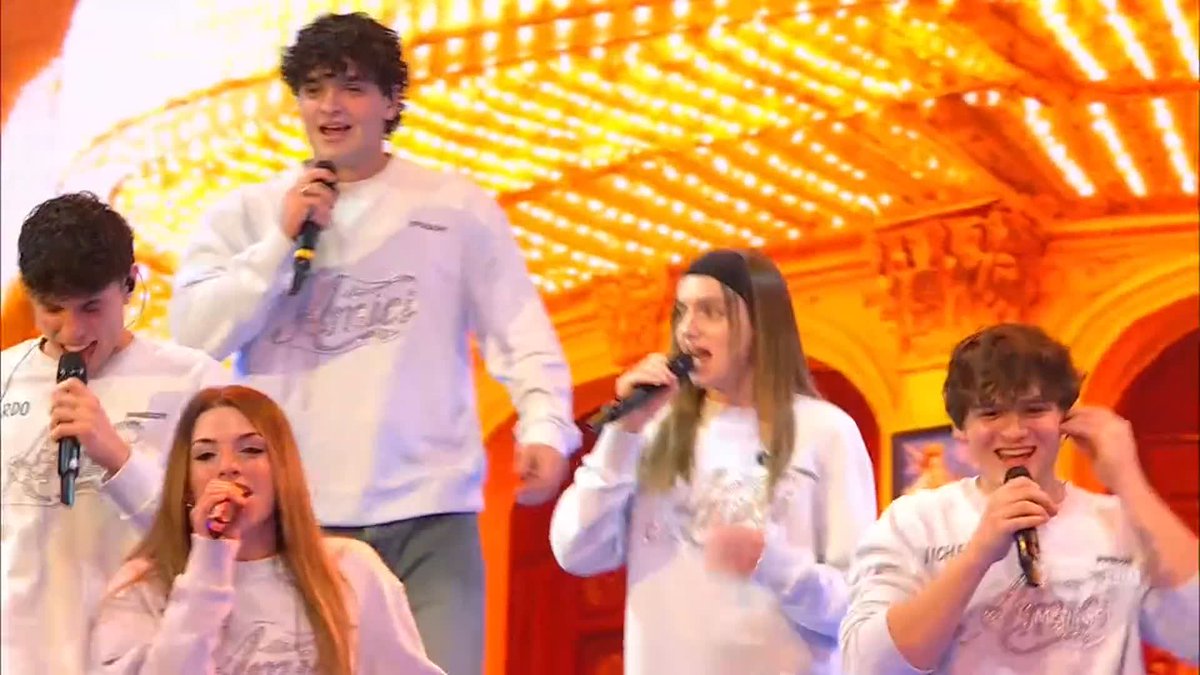 I ragazzi di #Amici25 a #ThisIsMe per Lorella Cuccarini 😍