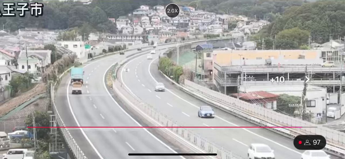 【驚愕】八王子市・中央自動車道で、突如単独でひっくり返る乗用車 21日午後、八王子市の中央自動車道で乗用車が転覆するまでの一部始終を、ライブカメラが捉えていた模様。 居眠りしてたんか？ #交通事故 #中央自動車道 #八王子市