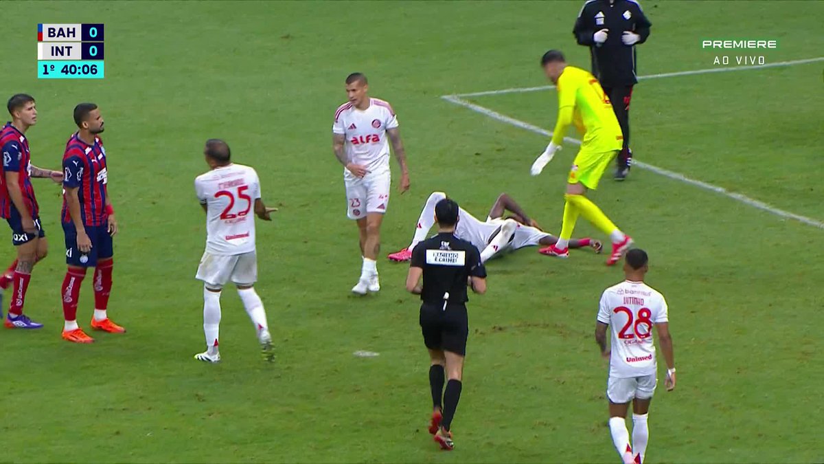 Baixa no Internacional: com dores no joelho, o zagueiro Vitão foi substituído no 1º tempo do jogo contra o Bahia, na Fonte Nova. 🎥 Premiere | ge