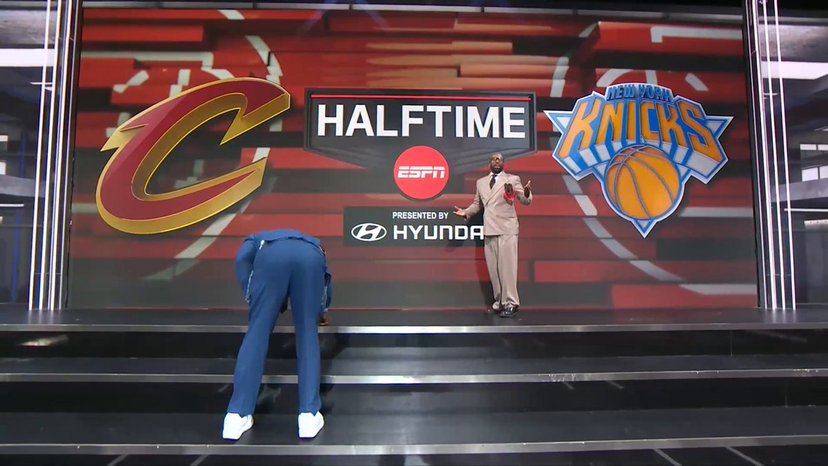 Shaq and Kenny race to the board for the first time on ESPN 😂