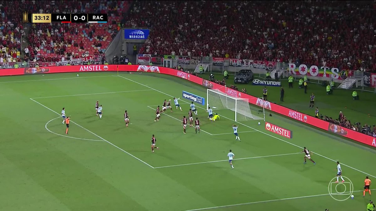A defesaça de Rossi para evitar o gol do Racing. 🎥 TV Globo 📺 | ge