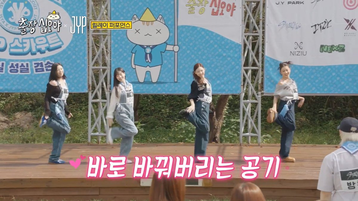 TWICE dancing to What is Love and turning it into a concert with everyone dancing and chanting it together 😭