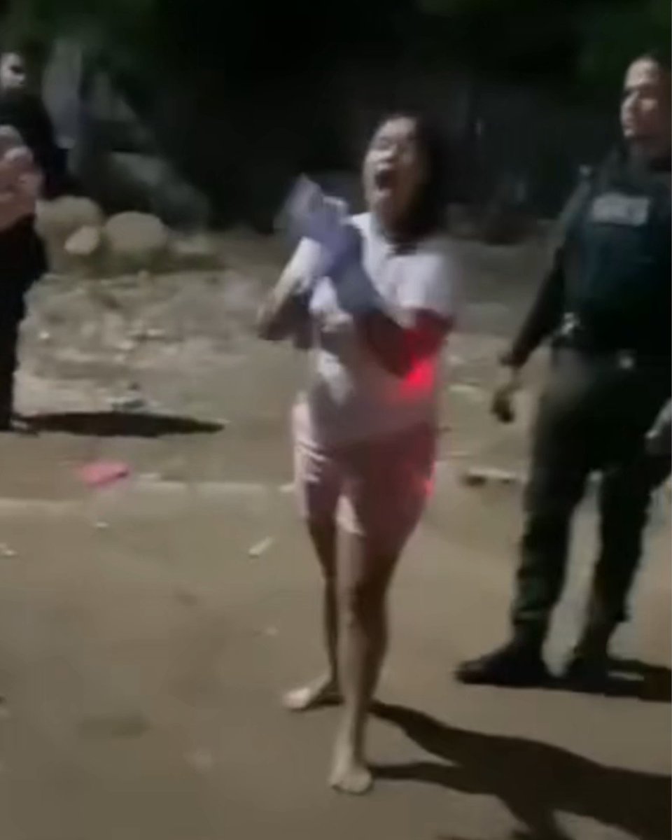 👮❗️Policía usa una táser para frenar ataque de una mujer en Colombia En Colombia, una mujer intentó apuñalar a su esposo y arremetió contra la Policía. Los agentes usaron una táser para detenerla sin causarle heridas graves.