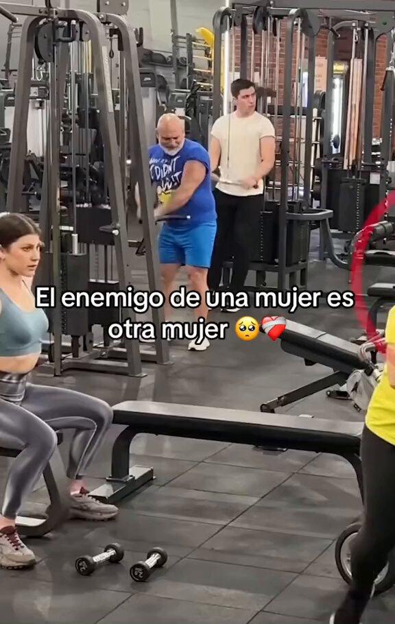 El enemigo de una mujer es otra mujer. Molestia porque una mamá lleva a su bebé al gimnasio. Tristemente se vio el apoyo de los hombres y las mujeres poco empáticas. ¿Ustedes que harían?
