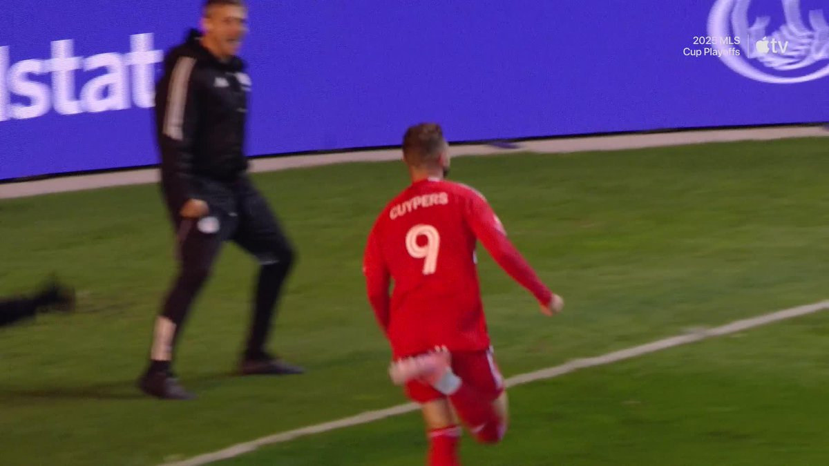 🗣️ Chicago Fire FC make it 2-0! Hugo Cuypers pounces on it to extend the Chicago Fire FC lead. // Audi MLS Cup Playoffs