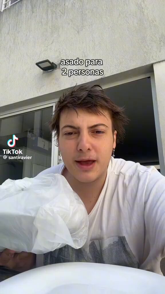 “Asado” Porque este influencer se pidió un asado para dos personas por 50 mil pesos y le llegó carne recalentada llena de pelos.
