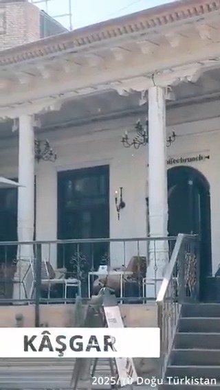 Doğu Türkistan’a giden Kozan çifti, kilit vurulmuş bir türbeyi ve içki mekânına çevrilmiş bir camiyi görüntüledi. Kızılsu'ya (Artuş şehrine) sokulmadılar ve başörtüsü nedeniyle Kaşgar'da pazara alınmadılar.