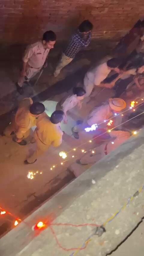 UP Police never Disappoints. Bijnor Police came to arrest Shivam Kashyap after he had a fight with his neighbor Pramod. Shivam was not at his home so Daroga Sanjay Tyagi caught his Mother and Sister and dragged them by their hair.