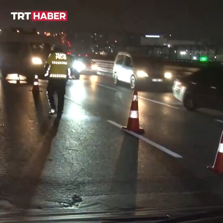 İstanbul Bayrampaşa’da kırılan genleşme derzi nedeniyle çok sayıda aracın lastiği patladı. Derzlerden geçerken kontrolünü kaybedip devrilen motosikletteki 2 kişi yaralandı.