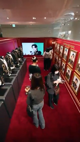 VAMPIR TOWN, lit up by a flame and it's getting brighter with Connectors🦇 Come see outfits worn by ENHYPEN during filming and take part in special on-site events at the ENHYPEN WORLD Pop-Up. Experience the vibrant scene through our video! 커넥터의 열기로 가득한 밤피르타운은 천국인걸🦇 엔하이픈 월드 팝업에서만 만날 수 있는 엔하이픈 실착 의상과 특별한 이벤트들이 여러분을 기다리고 있어요 그 생생한 현장을 영상으로 만나보세요! 📅 2025.10.17 (FRI) - 2025.11.2 (SUN) 📍 5F EPIC SEOUL THE HYUNDAI SEOUL, 108 Yeoui-daero, Yeongdeungpo-gu, Seoul ⏰ OPENING HOURS - MON-THU : 10:30 - 20:00 (KST) - FRI-SUN : 10:30 - 20:30 (KST) #ENHYPENWORLD #엔하이픈월드 #ENHYPEN #엔하이픈 #ENHYPENWORLD_POPUP #엔하이픈월드_팝업