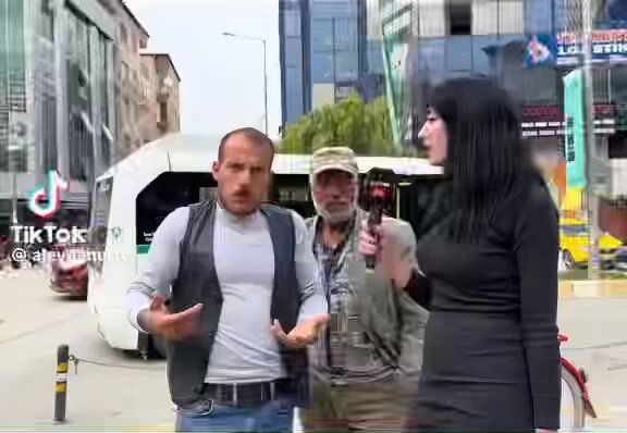 Iğdır'lı bir Kürt vatandaş: ''Kürt sorunu diye bir şey yok, ben bu söze karşıyım. Herkes güzel bir şekilde yaşıyor. Benim doktorum Kürt, milletvekilim Kürt, her şey Kürt… Bunu yapanlar Türk ile Kürt’ü birbirine düşüren düşmanlardır.'' 🎥Aleyna Nur Tv