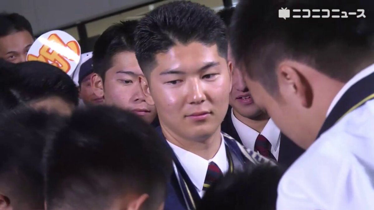 オリックス指名の佐藤龍月投手、歓喜の胴上げで宙を舞う 仲間たちは「(胴上げは)何回行く？何回行く？」と興奮気味に声を掛け合い、佐藤投手の体を高々と担ぎ上げました。 #ドラフト会議2025 #佐藤くん #健大高崎 #野球 #Bs2025 #オリックス