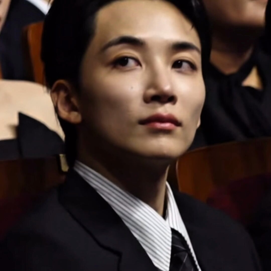 this 20 seconds screen time of jeonghan! HE LOOKS SO GOOD! HES SO FINE!