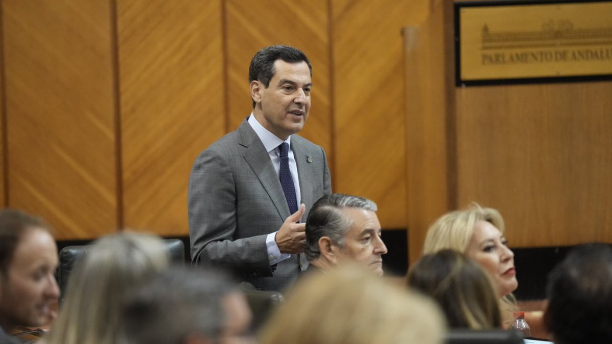 Ayer la izquierda dijo que se le había dado la orden a los médicos andaluces para manipular pruebas, un disparate colosal. Vuelven con los bulos y la mentira. Juanma Moreno