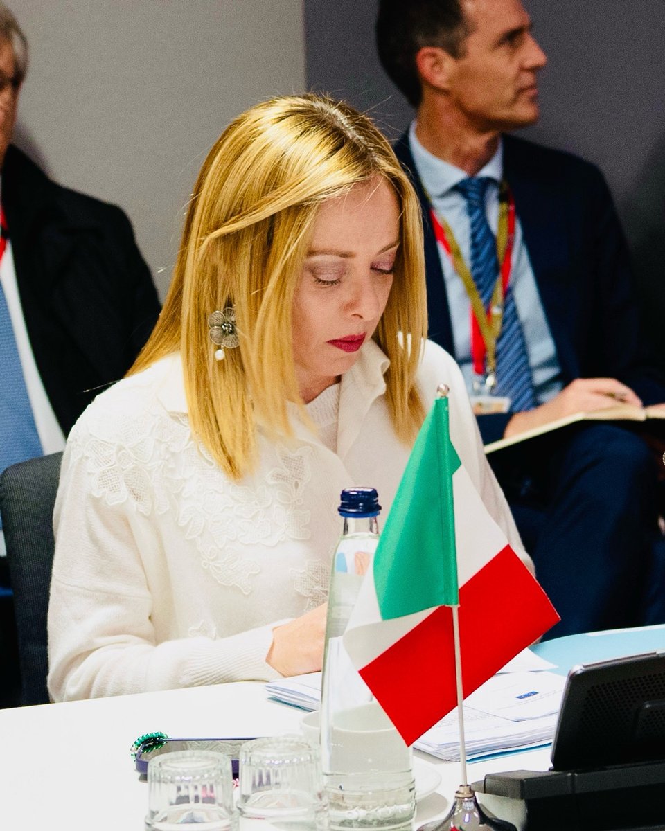 Questa mattina, a margine del Consiglio europeo, insieme ai Primi Ministri danese e olandese, Mette Frederiksen e Dick Schoof, abbiamo ospitato una nuova riunione informale tra alcuni degli Stati membri più interessati al tema delle soluzioni innovative in ambito migratorio. Insieme a noi e alla Commissione europea, hanno preso parte all’incontro anche Austria, Belgio, Bulgaria, Cipro, Germania, Grecia, Lettonia, Malta, Polonia e Svezia. La Presidente von der Leyen ha illustrato i principali filoni di lavoro, in particolare la necessità di accelerare ulteriormente i negoziati relativi al Regolamento rimpatri e alla lista Europea di Paesi di origine sicuri. Oltre a confermare l’impegno dell’Italia sul fronte delle soluzioni innovative, mi sono soffermata sugli aggiornamenti in merito al lavoro in corso sul tema della capacità delle Convenzioni internazionali di rispondere alle sfide della migrazione irregolare e sulle prossime iniziative previste. Una riunione a livello funzionari avrà luogo a Roma il 5 novembre per proseguire il lavoro comune.